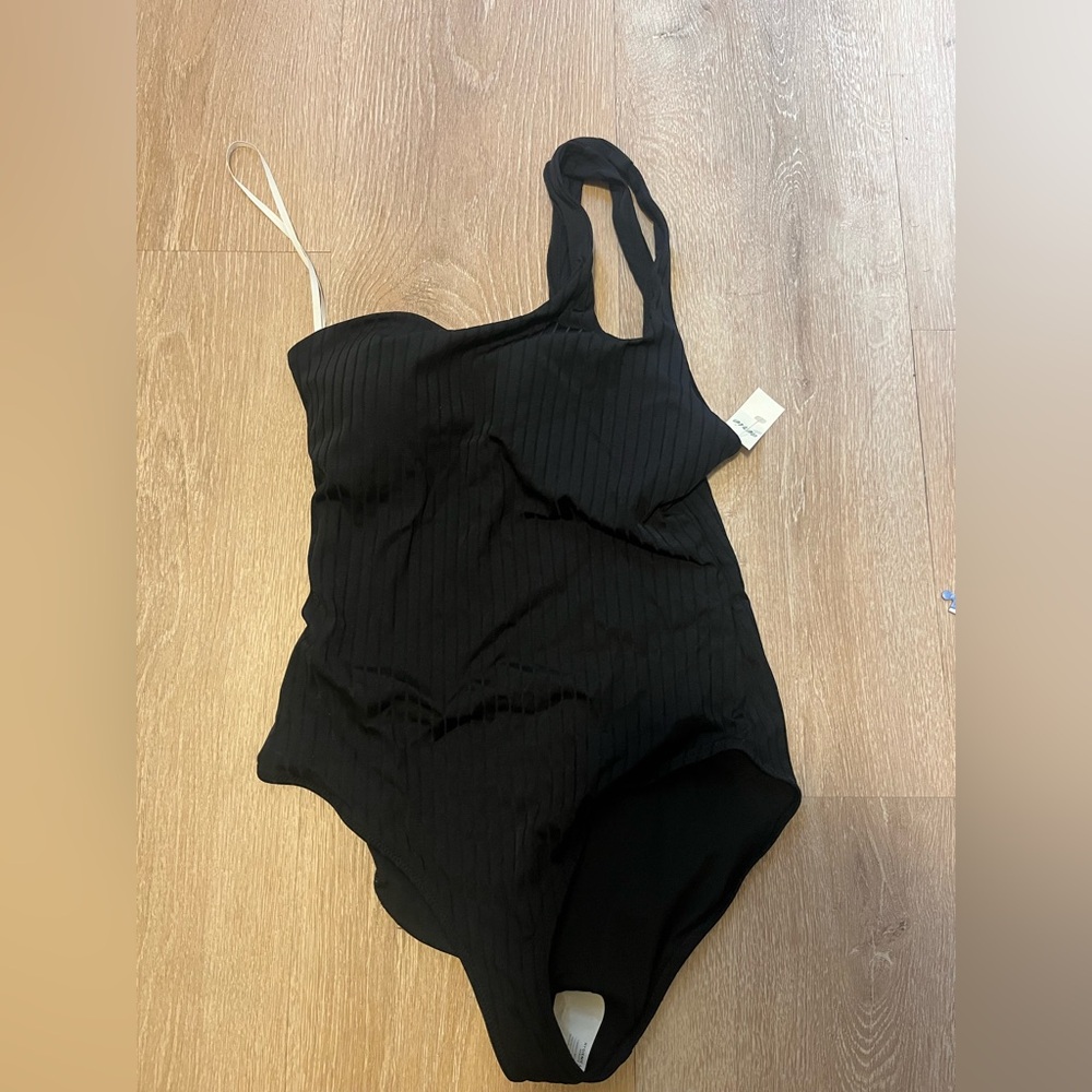 Black One-Shoulder Swimsuit